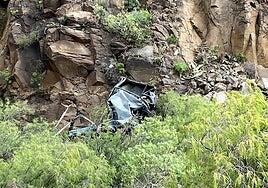 Localizan a un fallecido dentro de un vehículo tras caer 30 metros en Ingenio