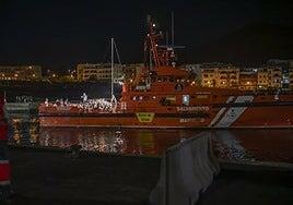 Llegan 142 personas migrantes más a bordo de dos cayucos