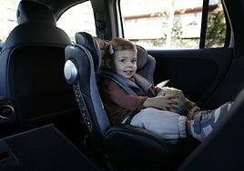 Por qué los niños no deberían viajar con el abrigo puesto en el coche