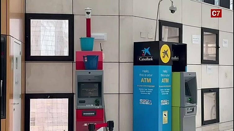 Baldes en la hall del Insular por las goteras tras las lluvias de los últimos días