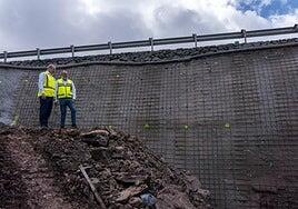 El Cabildo refuerza los muros de un tramo de la GC-550 con más de 50 barras de acero