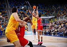 Un rugido de Playoff para volver a sonreír en el Arena (94-89)