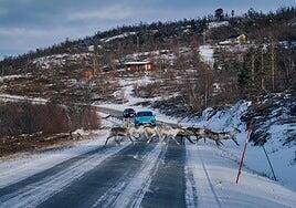 Viaje en coche eléctrico a la estación de carga rápida más cercana al Círculo Polar Ártico