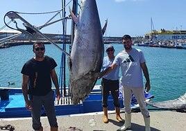 Iván y Lucas Trujillo, de Morro Jable, inauguran la temporada del atún rojo en Canarias