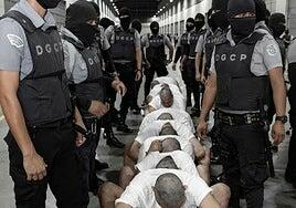 Trump quiere que se releve al juez que frena las deportaciones a El Salvador