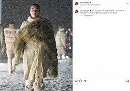 Georgina Rodríguez desfila con Adriana Lima y Jon Kortajarena en una pista de aterrizaje de los Alpes