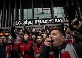 Los partidarios del alcalde de Estambul salen a la calle para protestar contra su detención