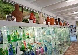 El Museo del Agua abre con dos mil botellas, desde la preferida de Carlos III a la helada en un glaciar durante 10.000 años