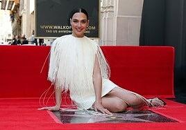 Gal Gadot recibe su estrella en el Paseo de la Fama de Hollywood entre disturbios por la guerra de Gaza
