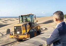 San Bartolomé de Tirajana reubica en un año más de 3,3 millones de kilos de arena en Playa del Inglés