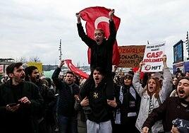 La Policía turca detiene a 37 personas por criticar en redes sociales el arresto del alcalde de Estambul