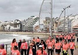 Una marea rosa contra el cáncer de mama recorre Las Canteras