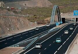 Heridos graves dos veinteañeros en un accidente de tráfico en Tenerife