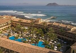 El hotel Bahía Real, frente a la isla de Lobos, opta a Mejor Resort de España