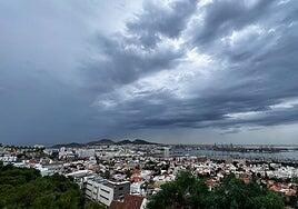 Fuertes vientos, nubosidad y lloviznas este martes en las islas