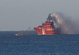 El pesquero incendiado en Gran Canaria pudo colapsar y sigue desaparecido