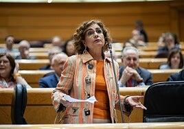 Montero y Díaz tiran del freno para evitar el choque de trenes con la tributación del SMI