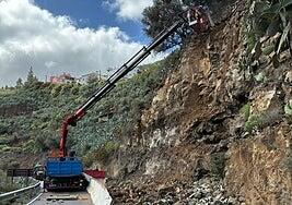 La GC-41, en Valsequillo, vuelve a abrir con un solo carril tras el derrumbe