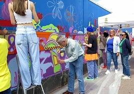 Un mural de 100 metros representa la fuerza de lo femenino en Maspalomas
