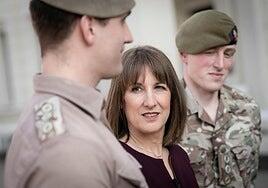 El aumento del gasto en Defensa en el Reino Unido recorta 3 millones de subsidios