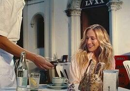 Sarah Jessica Parker se toma un café en la plaza de la Catedral de La Laguna