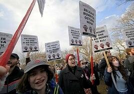 Clamor en EE UU por la detención de una estudiante propalestina a manos de policías encapuchados