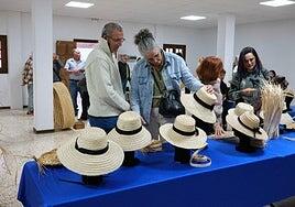 El taller de sombrerería tradicional finaliza con una exposición en Tetir