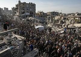 Miles de gazatíes desafían los bombardeos y protestan contra la guerra y Hamás