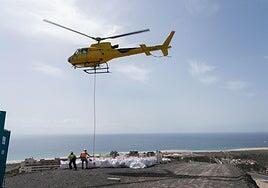 Un helicóptero transporta la nueva valla del pico de la Zarza: 17.000 kilos en tres días y 90 viajes