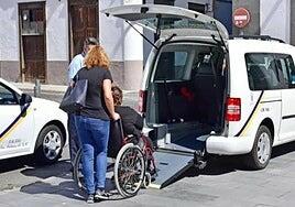 La Oliva da luz verde a seis plazas de taxis adaptados