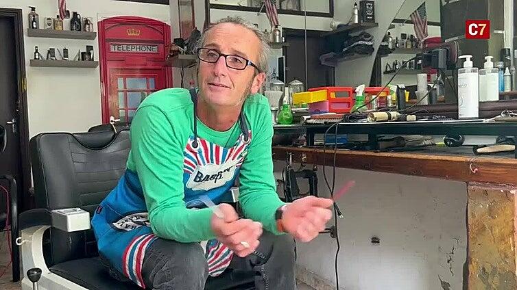 Óliver Santana cierra su peluquería en Telde por enfermedad