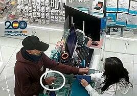La Policía Nacional detiene a un hombre por amenazar con un cuchillo y robar en dos comercios de Triana
