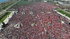 Cientos de miles de turcos muestran su apoyo al alcalde de Estambul encarcelado por Erdogan