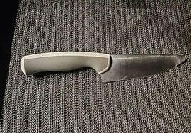 Molestaba a los clientes de las terrazas de Triana mientras portaba un gran cuchillo