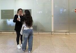 Llega a España Fátima Ofkir, la joven catalana amnistiada tras pasar 7 años en una prisión de Omán