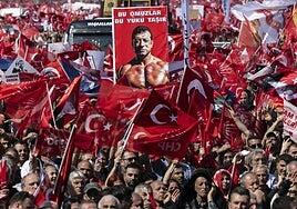La deriva totalitaria de Erdogan despierta una oleada de protestas en Turquía