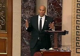 Un senador demócrata habla en el Congreso por más de 24 horas para protestar contra Trump