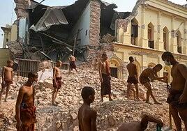 Las autoridades de Myanmar elevan a 2.700 los muertos por el terremoto