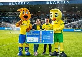 Una pedida de mano, papas arrugadas y la mascota de la UD Las Palmas, protagonistas en el estadio del Norwich City