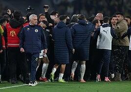 Mourinho estruja la nariz al entrenador del Galatasaray