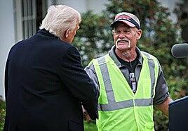 Banderas y obreros: la populista puesta en escena de Trump