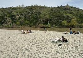Emerge una playa de arena blanca en la ciudad de Toledo tras las lluvias de marzo