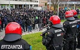 La Policía vasca detiene a tres jóvenes que estaban encerrados para impedir el desalojo de un centro social okupado en Bilbao