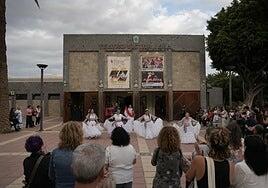 Una exposición fotográfica y los versos de Yeray Rodríguez y la Generación 21 abren el Espal