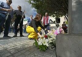 Una ofrenda floral recuerda a Felo Monzón en el 115 aniversario de su nacimiento
