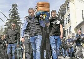 La mina muere matando