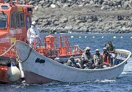 Rescatan un cayuco con cuatro personas a bordo en aguas cercanas a El Hierro