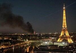 Incendio espectacular en un centro de residuos en el norte de París