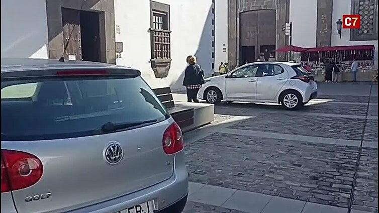 Vecinos denuncian la gran cantidad de coches aparcados en las plazas de Santa Ana y San Agustín