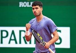 Alcaraz reacciona a tiempo para estrenarse en Montecarlo